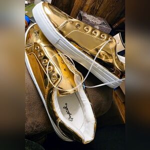 Qupid Metallic Gold Low-Top Sneakers with White Sole